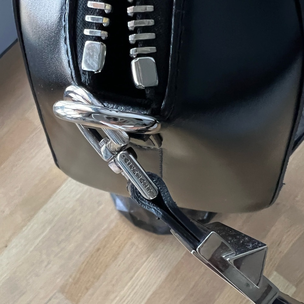 Givenchy Medium Antigona Satchel in Black - Picture 12 of 15
